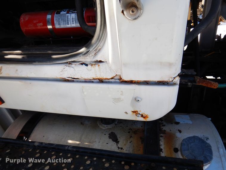 image for item KU9833 2009 International 8600  semi truck