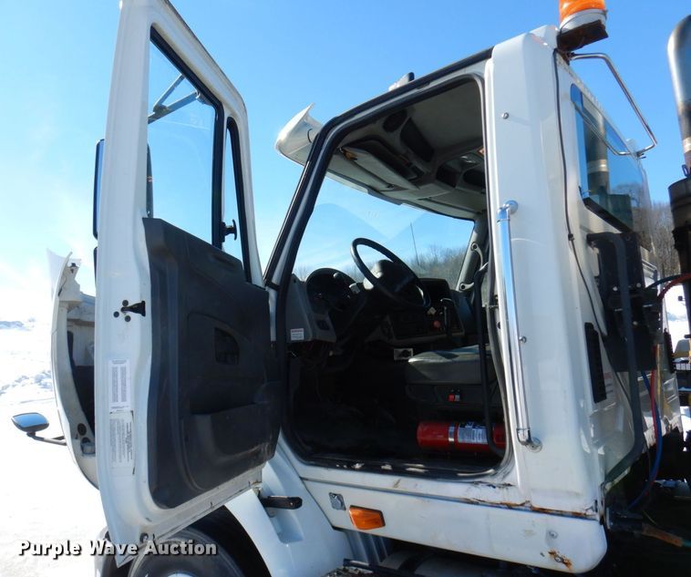 image for item KU9833 2009 International 8600  semi truck