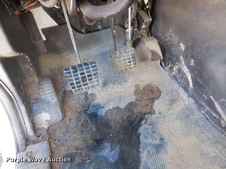 image for item KU9833 2009 International 8600  semi truck