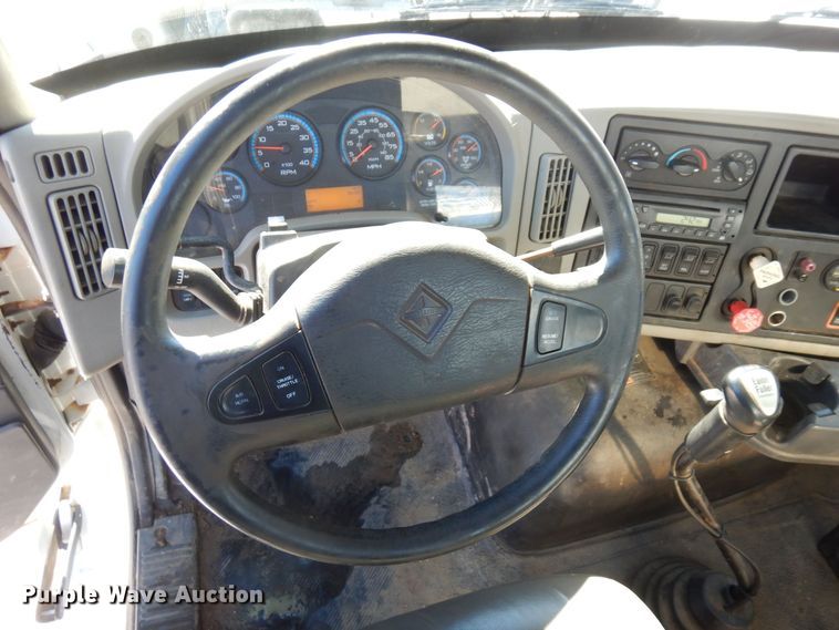 image for item KU9833 2009 International 8600  semi truck