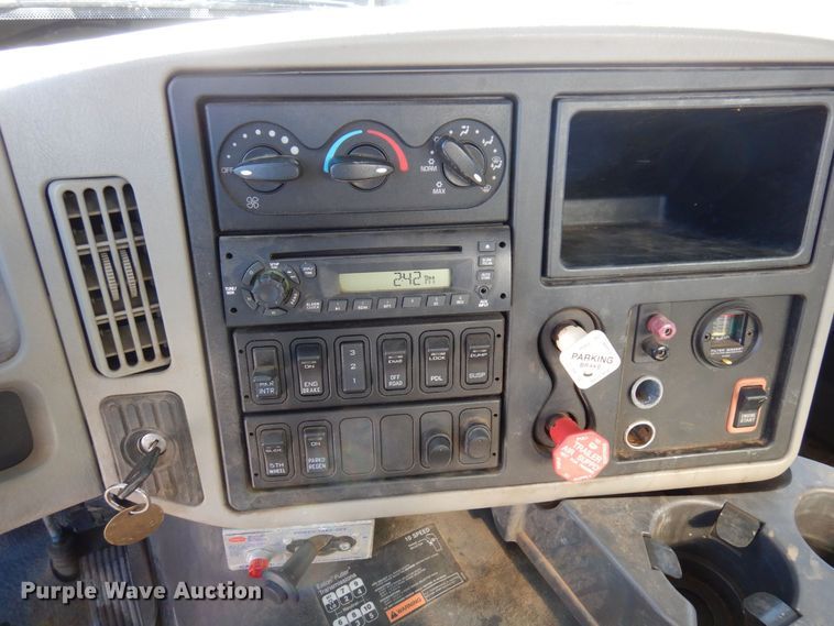 image for item KU9833 2009 International 8600  semi truck