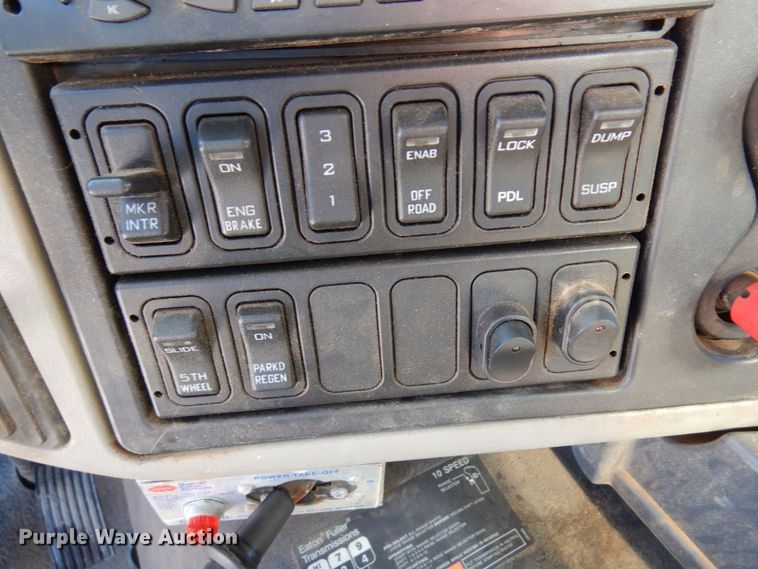 image for item KU9833 2009 International 8600  semi truck