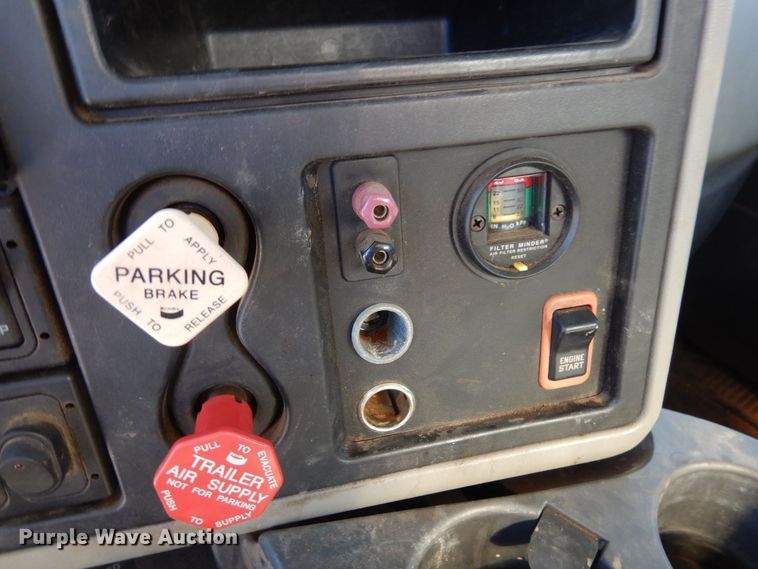 image for item KU9833 2009 International 8600  semi truck