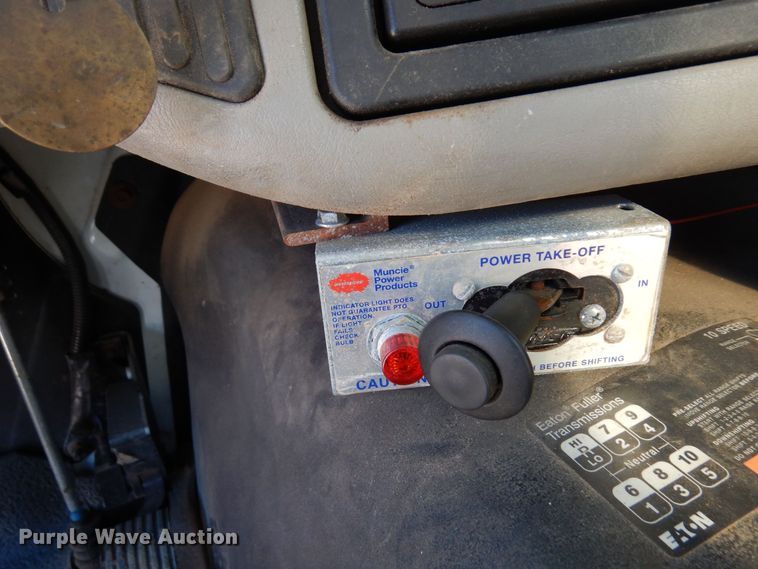 image for item KU9833 2009 International 8600  semi truck