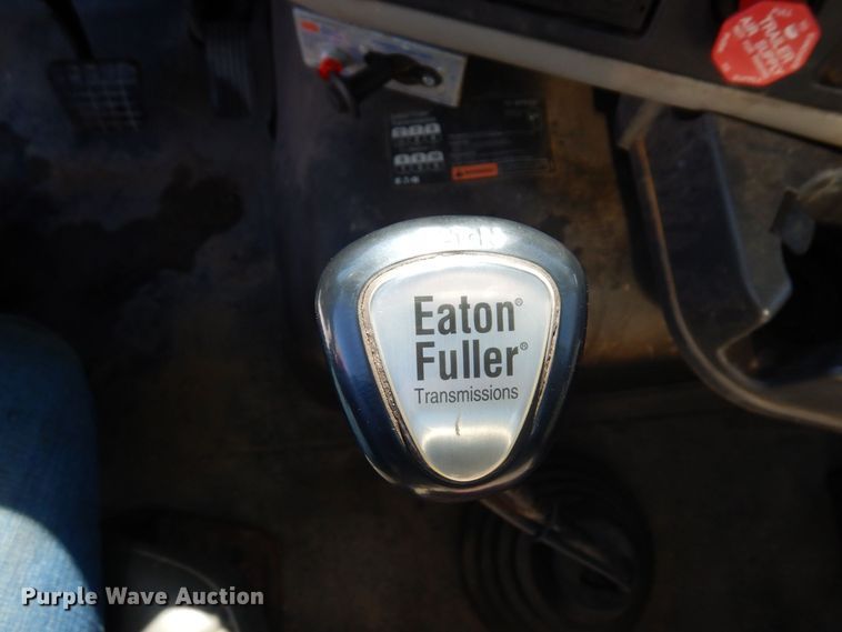 image for item KU9833 2009 International 8600  semi truck