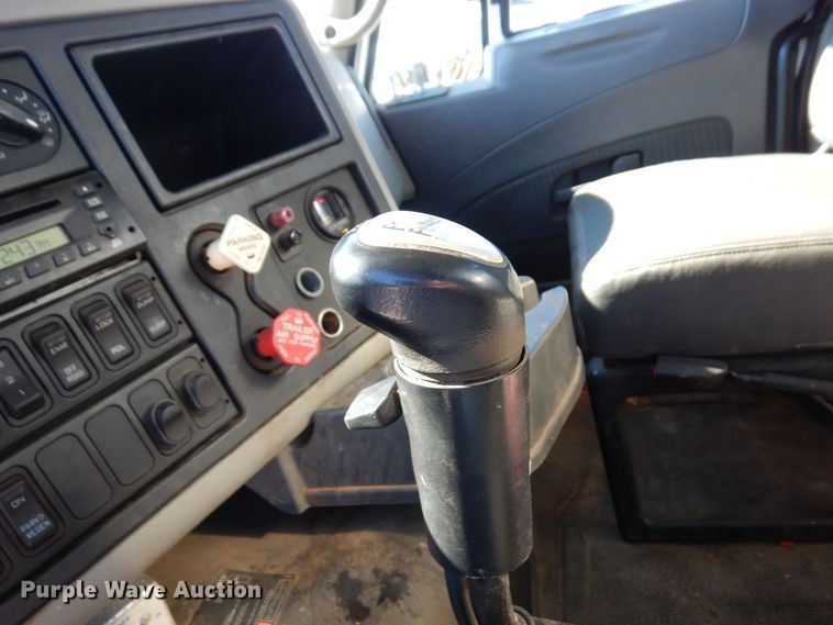 image for item KU9833 2009 International 8600  semi truck