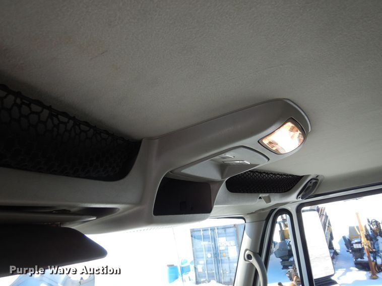 image for item KU9833 2009 International 8600  semi truck