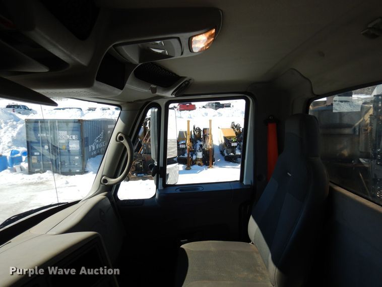 image for item KU9833 2009 International 8600  semi truck