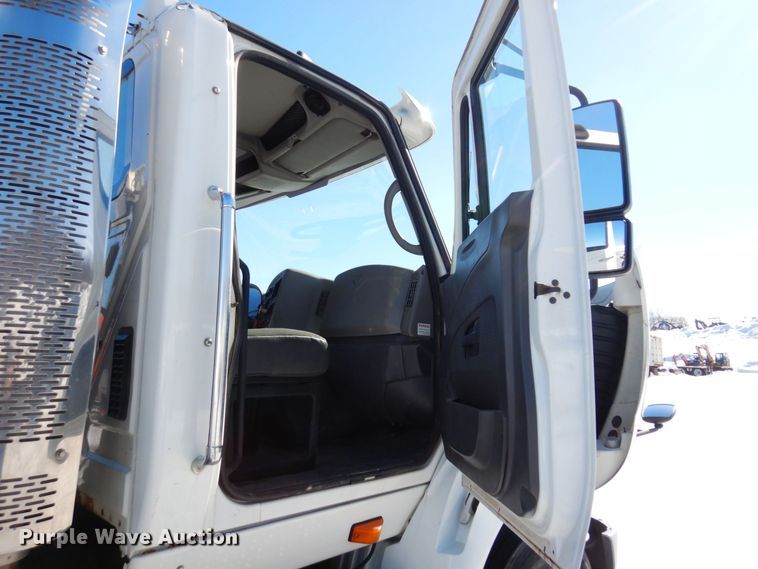 image for item KU9833 2009 International 8600  semi truck