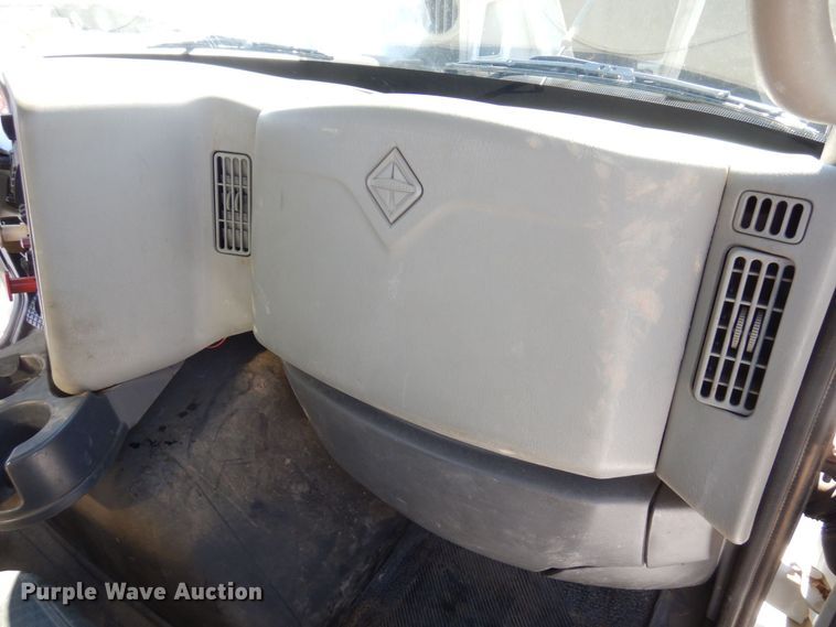 image for item KU9833 2009 International 8600  semi truck