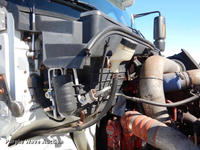 image for item KU9833 2009 International 8600  semi truck