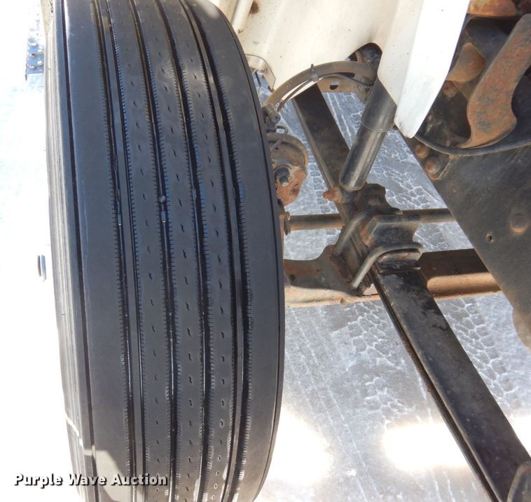 image for item KU9833 2009 International 8600  semi truck