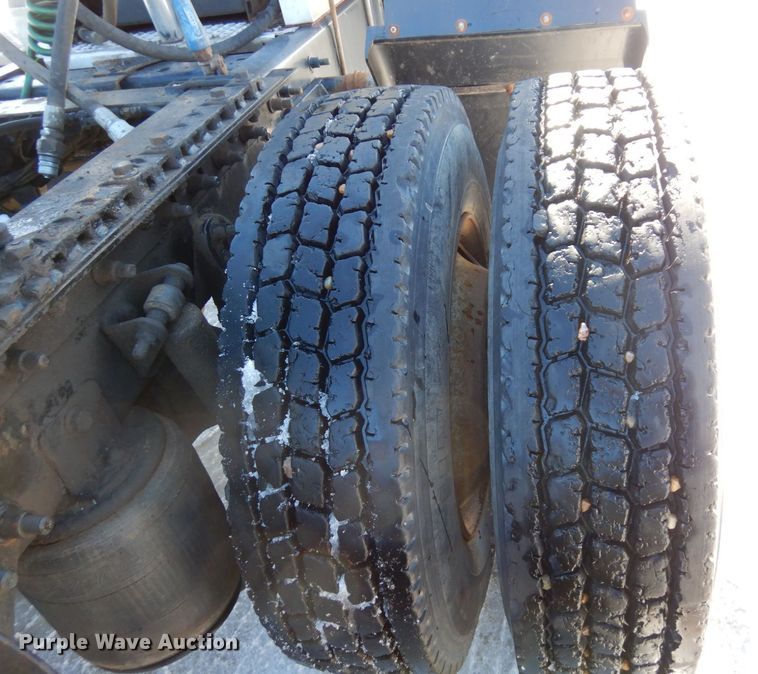 image for item KU9833 2009 International 8600  semi truck