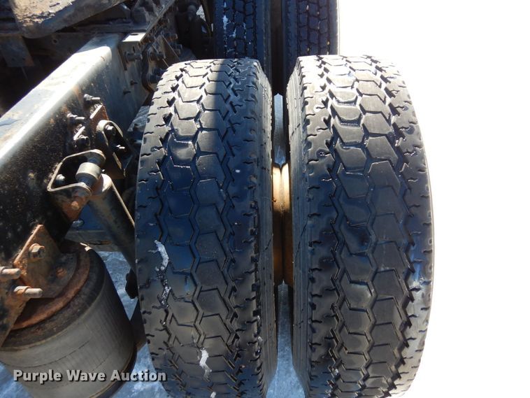 image for item KU9833 2009 International 8600  semi truck