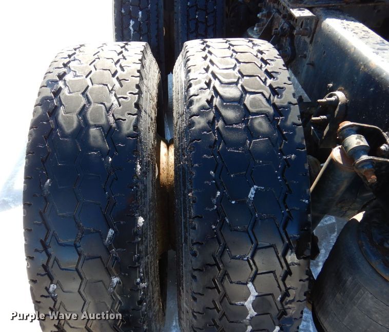 image for item KU9833 2009 International 8600  semi truck