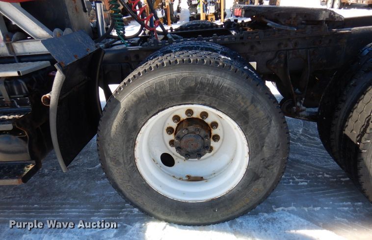 image for item KU9833 2009 International 8600  semi truck