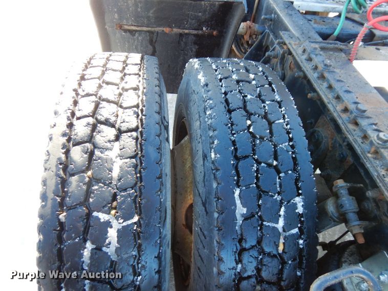 image for item KU9833 2009 International 8600  semi truck