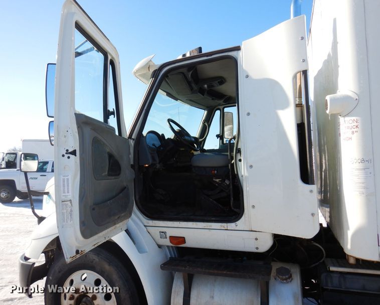 image for item KU9834 2007 International 8600  box truck