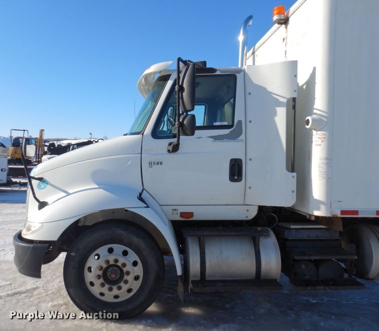 image for item KU9834 2007 International 8600  box truck