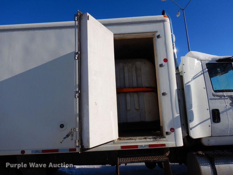 image for item KU9834 2007 International 8600  box truck