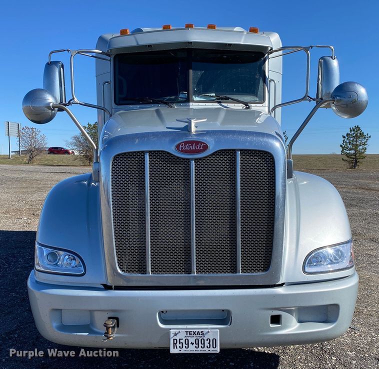 image for item KW9002 2014 Peterbilt 386  semi truck
