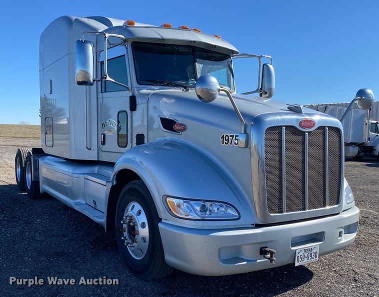 image for item KW9002 2014 Peterbilt 386  semi truck