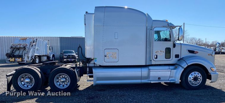 image for item KW9002 2014 Peterbilt 386  semi truck