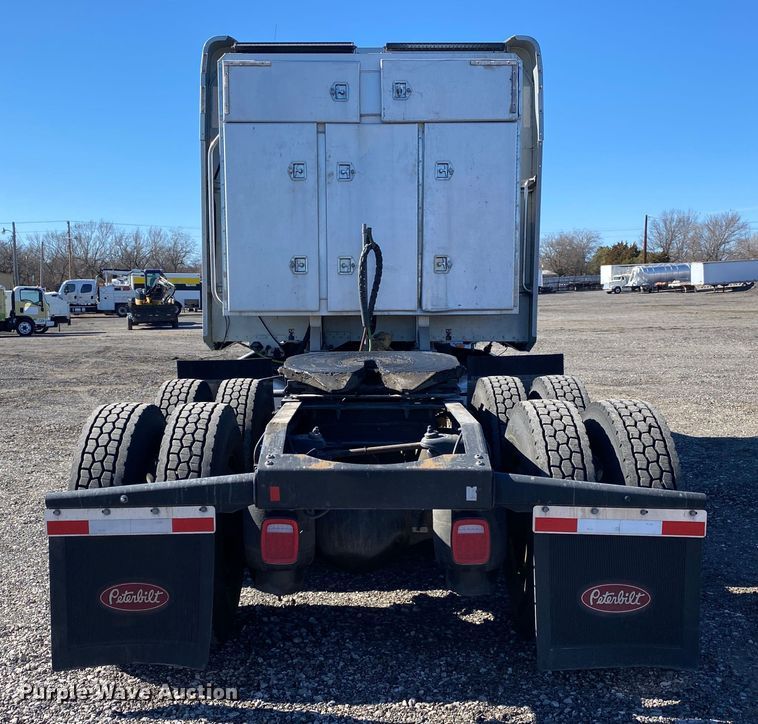 image for item KW9002 2014 Peterbilt 386  semi truck