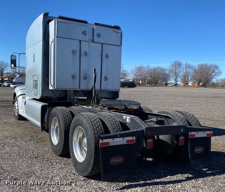 image for item KW9002 2014 Peterbilt 386  semi truck