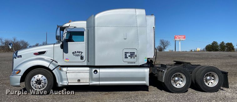 image for item KW9002 2014 Peterbilt 386  semi truck