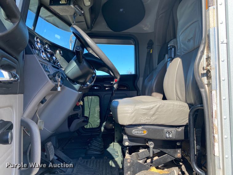 image for item KW9002 2014 Peterbilt 386  semi truck