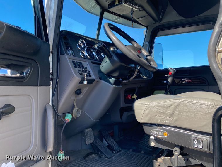 image for item KW9002 2014 Peterbilt 386  semi truck