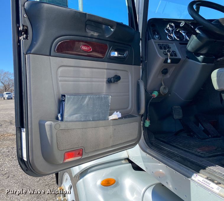 image for item KW9002 2014 Peterbilt 386  semi truck