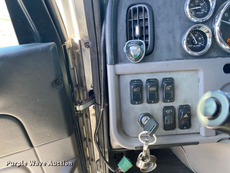 image for item KW9002 2014 Peterbilt 386  semi truck