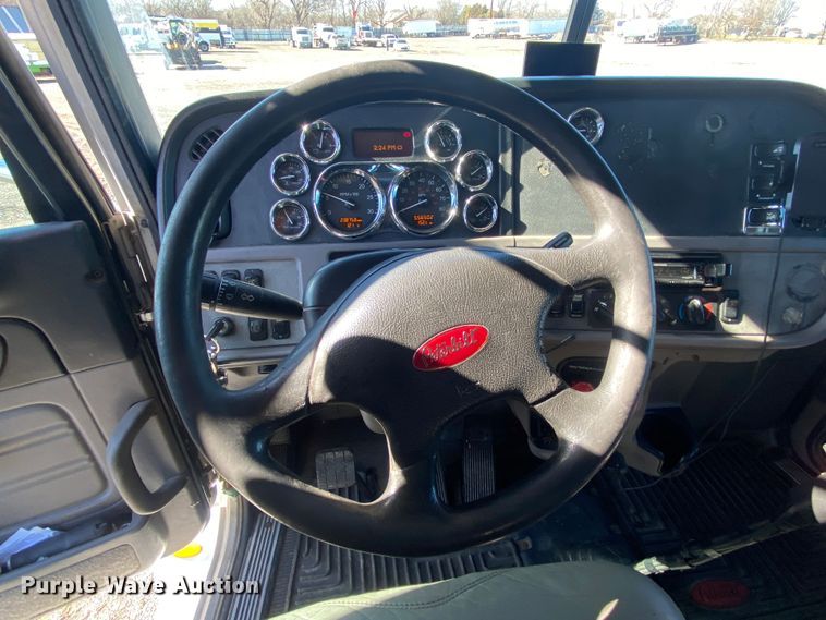 image for item KW9002 2014 Peterbilt 386  semi truck
