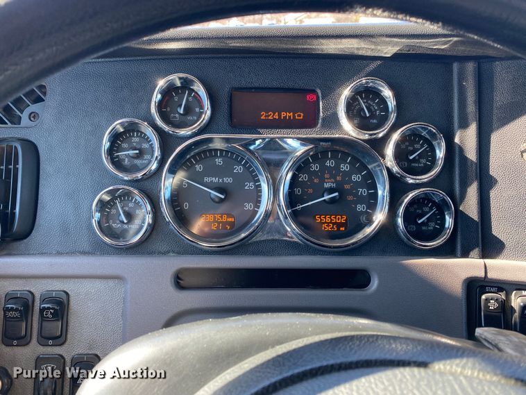 image for item KW9002 2014 Peterbilt 386  semi truck