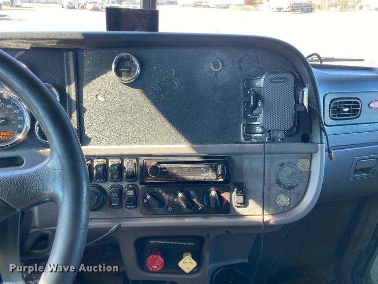 image for item KW9002 2014 Peterbilt 386  semi truck