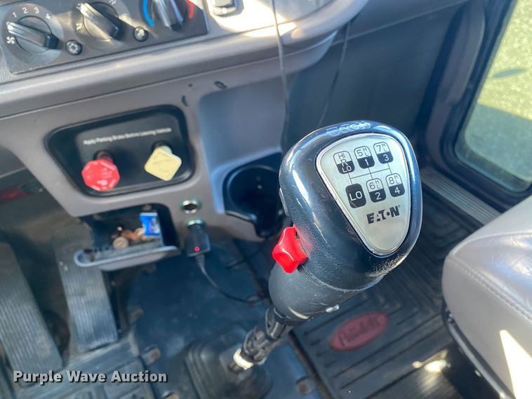 image for item KW9002 2014 Peterbilt 386  semi truck