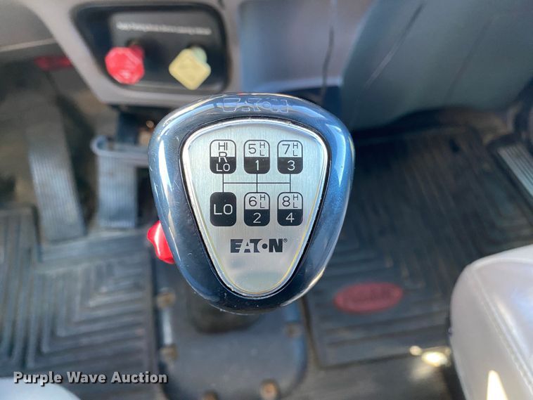 image for item KW9002 2014 Peterbilt 386  semi truck