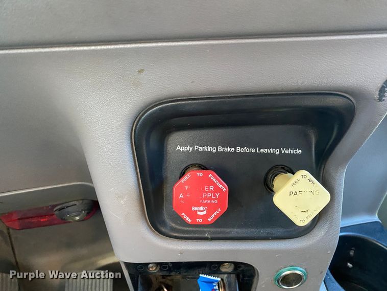 image for item KW9002 2014 Peterbilt 386  semi truck