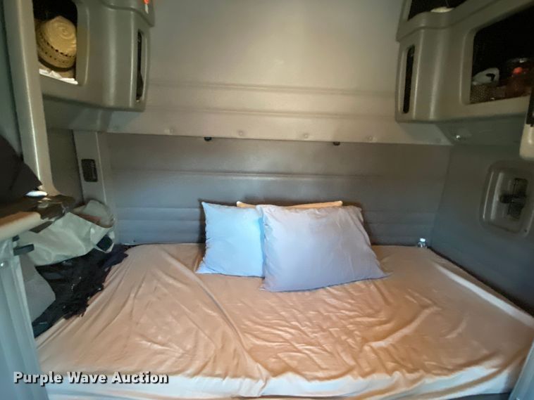 image for item KW9002 2014 Peterbilt 386  semi truck