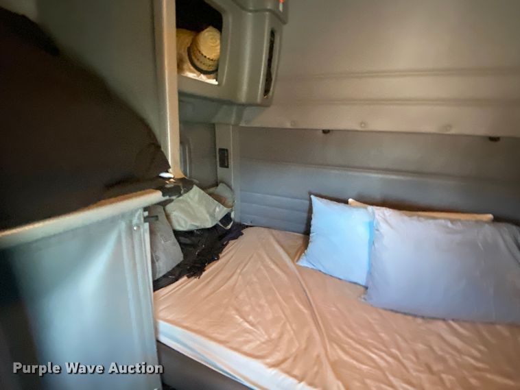 image for item KW9002 2014 Peterbilt 386  semi truck