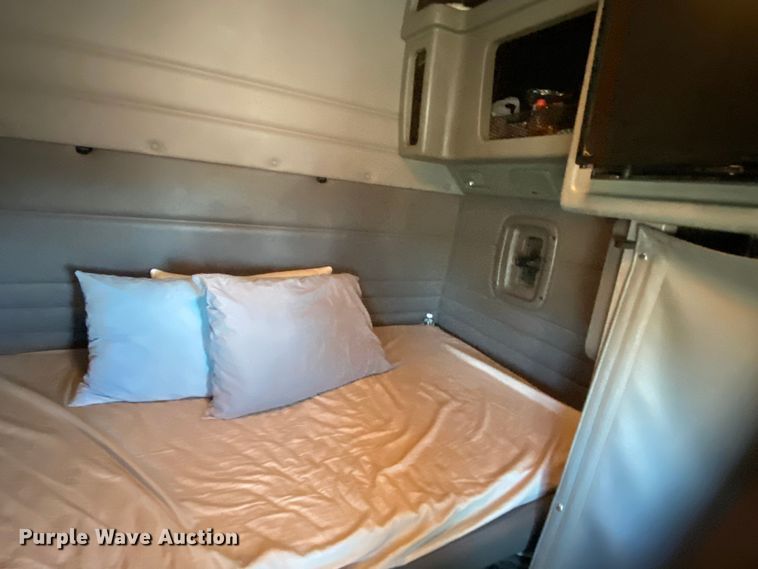 image for item KW9002 2014 Peterbilt 386  semi truck