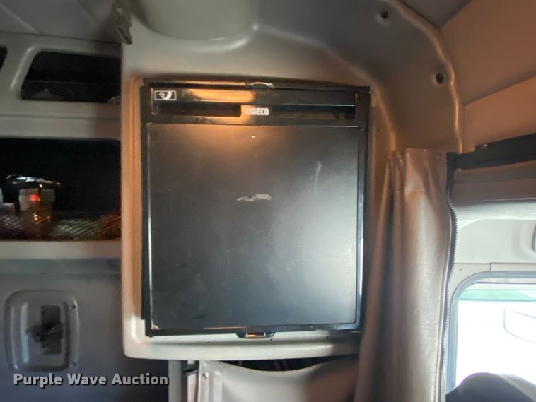 image for item KW9002 2014 Peterbilt 386  semi truck