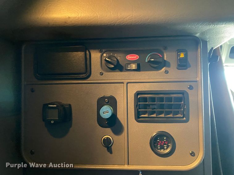 image for item KW9002 2014 Peterbilt 386  semi truck