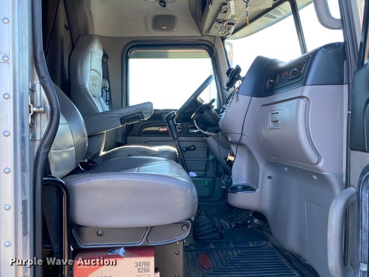 image for item KW9002 2014 Peterbilt 386  semi truck