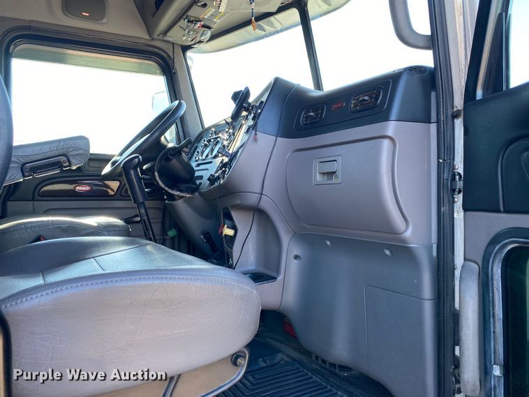 image for item KW9002 2014 Peterbilt 386  semi truck