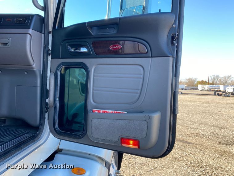 image for item KW9002 2014 Peterbilt 386  semi truck