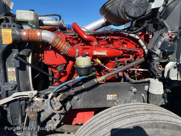 image for item KW9002 2014 Peterbilt 386  semi truck