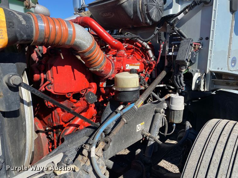 image for item KW9002 2014 Peterbilt 386  semi truck